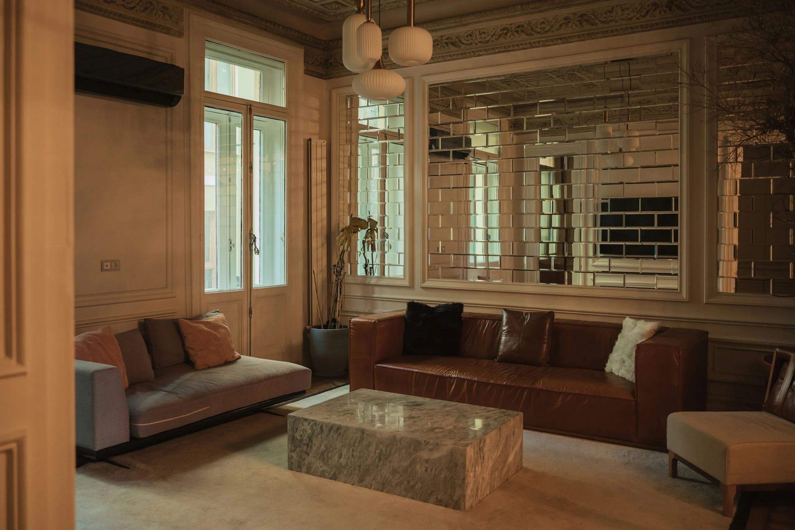 Elegante interior oscuro de villa con detalles de madera